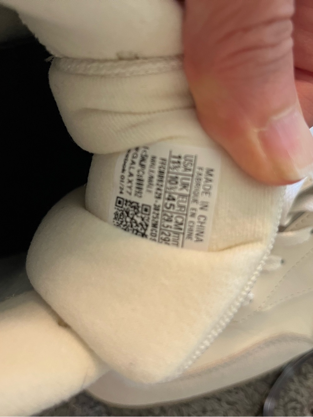Reebok Men's Cream and Navy Retro Sneakers - Picture 4 of 5